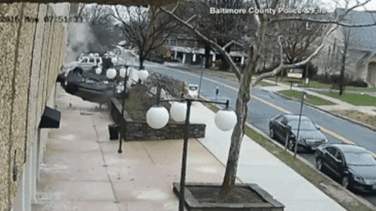 Impactante: una conductora cayó al vacío desde un cuarto piso