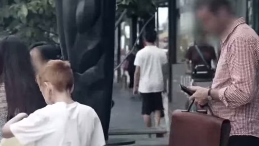 Video cámara oculta: ¿ayudarías a un nene que busca comida en la basura?