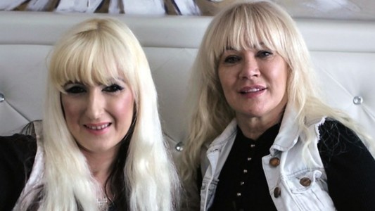 Una madre gastó una fortuna en cirugías para parecerse a su hija