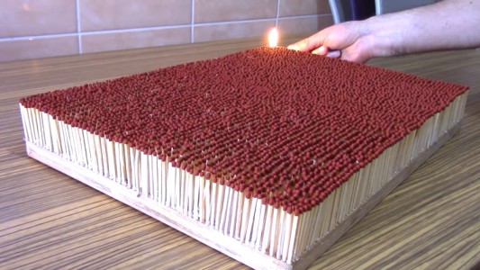 Enciende un rectángulo con 6000 fósforos y se vuelve viral