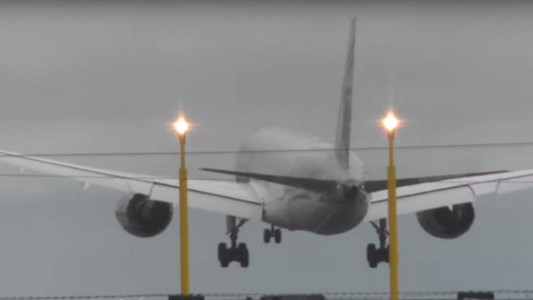 La espectacular maniobra de un piloto al aterrizar en Manchester
