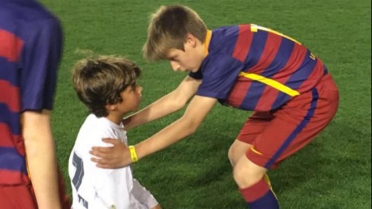 Luego de ganarles una final, los chicos del Barcelona consolaron a los del Real Madrid