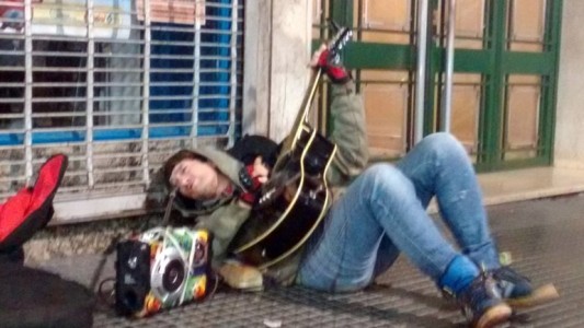 "Pity" Alvarez ahora sorprendió con un show tirado en la vereda