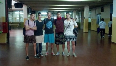 Alumnos de un colegio secundario protestaron en pollera