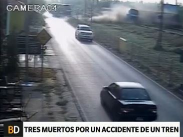 Un tren chocó un micro en Tailandia: tres muertos