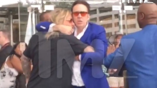 Papelón de Nicolas Cage y Vince Neil (de Mötley Crüe) en un video a la salida de un hotel