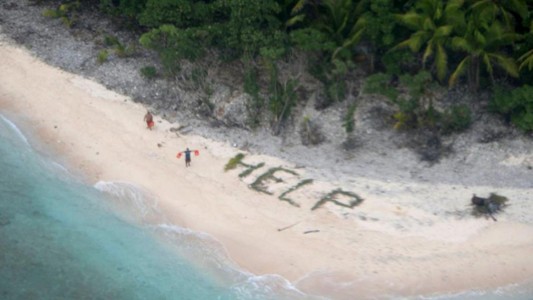 Rescataron a tres náufragos de una isla desierta gracias a que escribieron “help” en la arena
