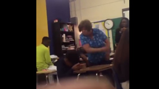 Video: una maestra fue arrestada tras golpear a un alumno y burlarse de él