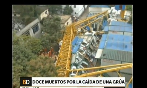 Doce muertos al caer una grúa