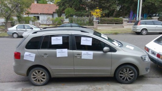 Le empapelaron el auto por estacionar y bloquear un garaje