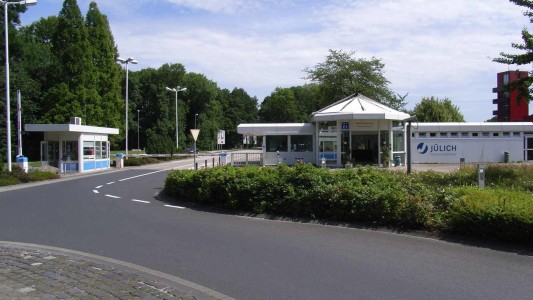 Hallan documentos sobre un centro nuclear alemán en casa del cerebro de los atentados de París