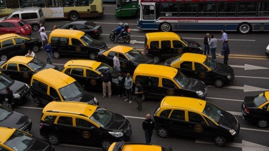 Taxistas harán 25 cortes de calles para protestar contra Uber
