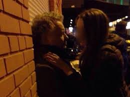 Renunció un alcalde holandés tras ser fotografiado borracho con una menor