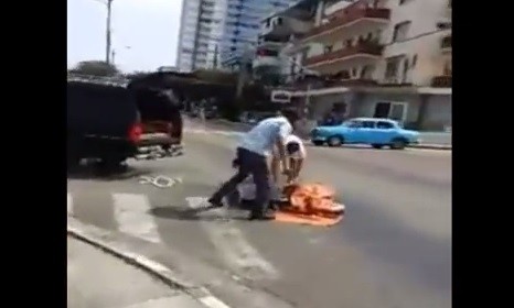 Video: cadáver cayó de un coche fúnebre y quedó en la calle