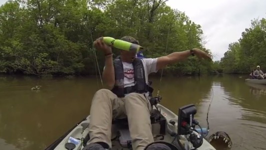 #EsViral El pescador que pensó que estaba pescando un bagre