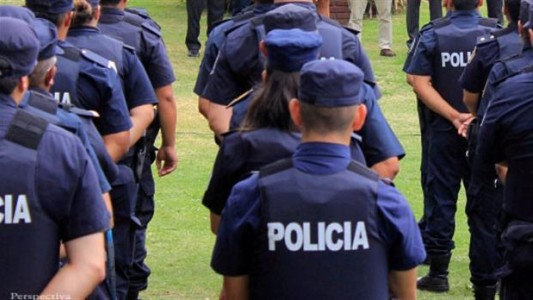 Piden la detención de cinco jefe policiales por el escándalo de los sobre con dinero