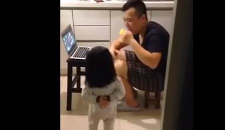 #EsViral "Papi, ¿quieres una taza de té?"