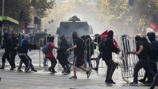 Chile: estudiantes y policías se enfrentaron en una marcha