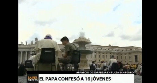 El Papa Francisco confiesa a 16 jóvenes en la Plaza San Pedro