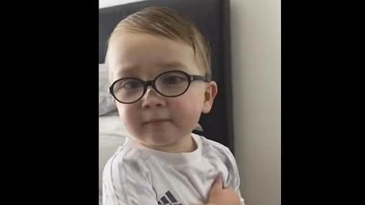 Encontró a su hijo haciendo una travesura, filmó la respuesta y se volvió viral