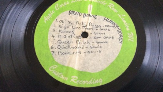 Subastan vinilo original escrito a mano por David Bowie que podría alcanzar los 60 mil euros