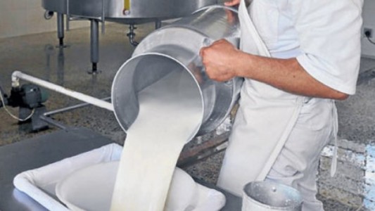Santa Fe:  "Se están perdiendo 14 millones de litros de leche por día"