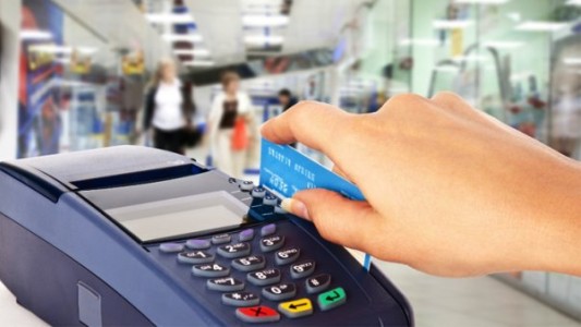 Prorrogan hasta fin de año la devolución de 5 puntos del IVA por compras con tarjeta de débito