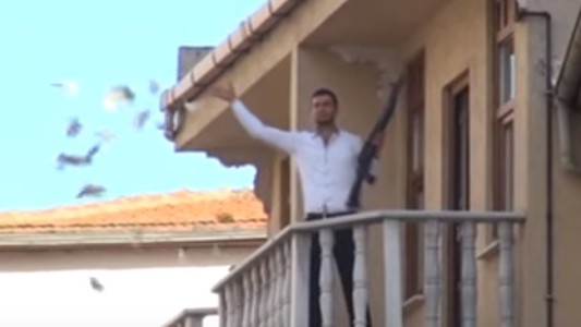 Video: robó un banco y tiró dinero desde un balcón