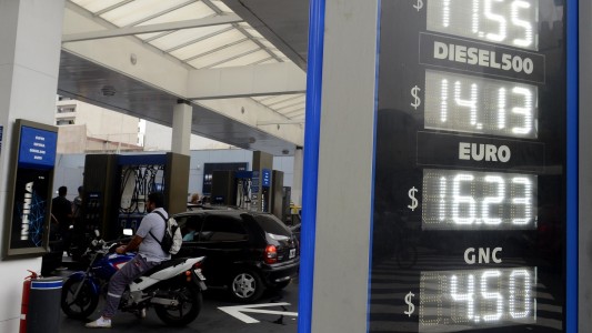 El Gobierno adjudicó el aumento de combustibles a la devaluación y no descartó nuevas subas