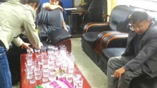 Obligan a estudiantes a hacer "fondo blanco" con licor para aprobar un examen