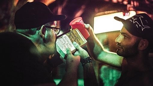 Viaje a una isla en la que reina el descontrol de drogas, alcohol y sexo