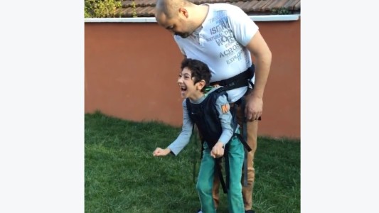 Conmovedor: Un papá lleva a su hijo discapacitado en un arnés para que juegue al fútbol