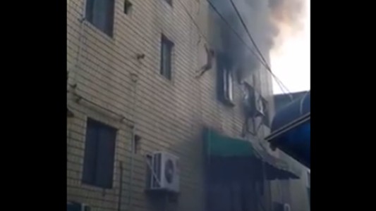 La decisión más difícil: se tiró junto a sus  hijos al vacío para salvarse de un incendio