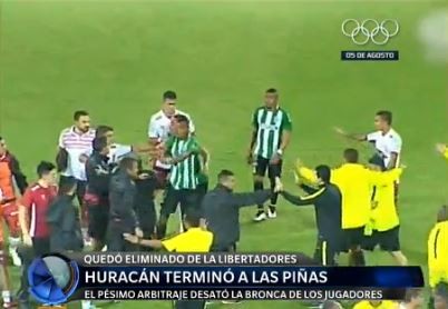 Huracán terminó a las piñas