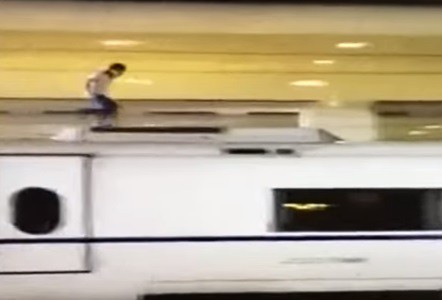 Video: murió electrocutado un hombre que corría por el techo del tren