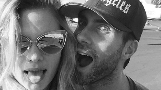 La tierna foto de Adam Levine y su mujer "embarazados"