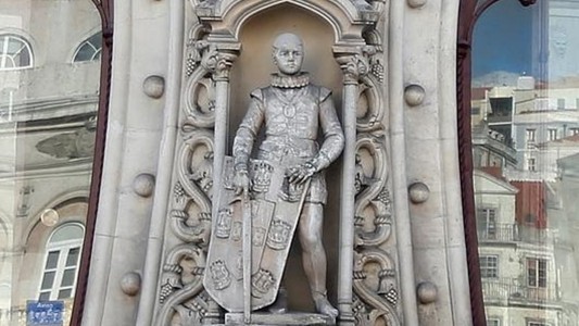 Se quiso sacar una selfie y destruyó una valiosa estatua portuguesa