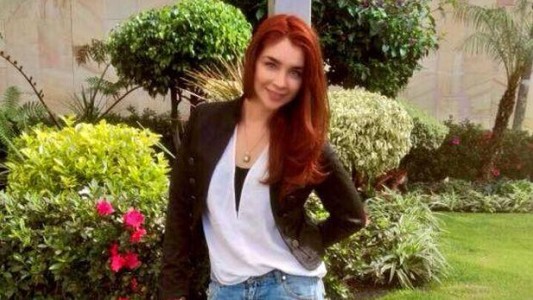 La chica que se pone el jeans sin las manos