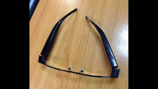 Usaron anteojos con cámara y relojes inteligentes para hacer trampa en un examen universitario