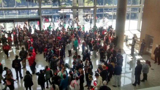Trabajadores de cooperativas tomaron la Jefatura del Gobierno porteño