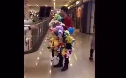 #EsViral El método para sacar ositos de peluche de las máquinas