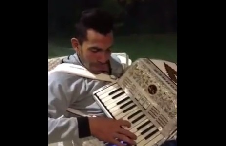 Carlitos Tevez también se anima con el acordeón