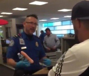 Sus amigos le hicieron una broma con un juguete sexual en un aeropuerto y se convirtió en viral