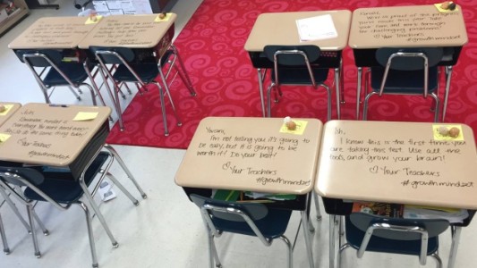 Una profesora motiva a sus alumnos con notas en los pupitres