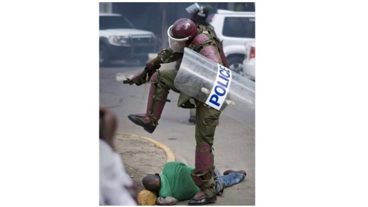 Kenia: La foto de la brutalidad policial que conmociona al mundo