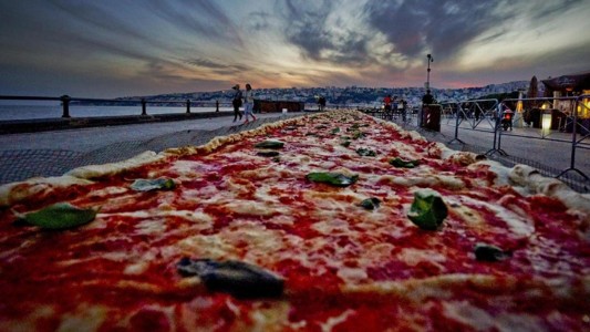 Italia: cocinaron la pizza más larga del mundo