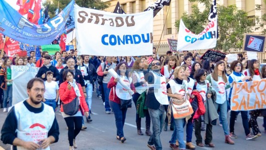 Los docentes universitarios consiguieron una suba salarial del 35%