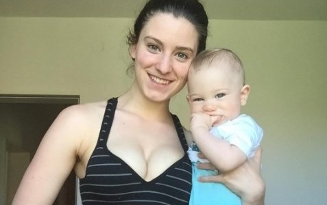 La joven que se convirtió en viral por darle el pecho a su hijo en un casamiento