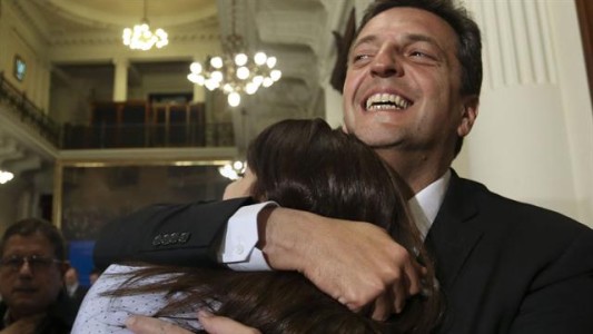Aparecieron màs fotos de Massa y Victoria Donda juntos en el Congreso