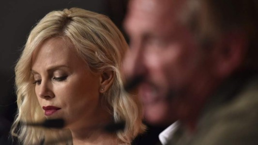 Sean Penn y Charlize Theron ni se miran mientras comparten el Festival de Cannes